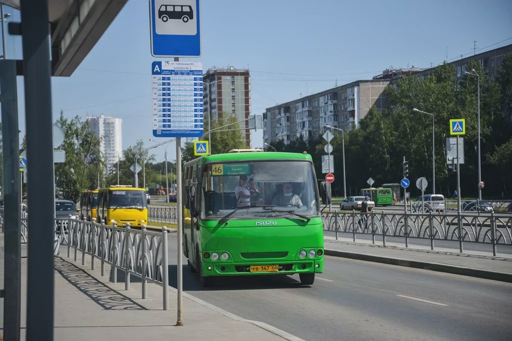 054 автобус екатеринбург. Остановка автобуса. Автобус Екатеринбург. Автобус на дороге. Автобус 27 Екатеринбург маршрут.