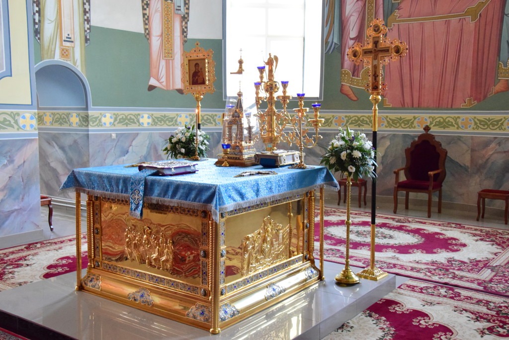 Престол в православном храме. Жертвенник в православном храме. Жертвенник в алтаре храма. Жертвенник в алтаре православного храма. Святой престол в алтаре.