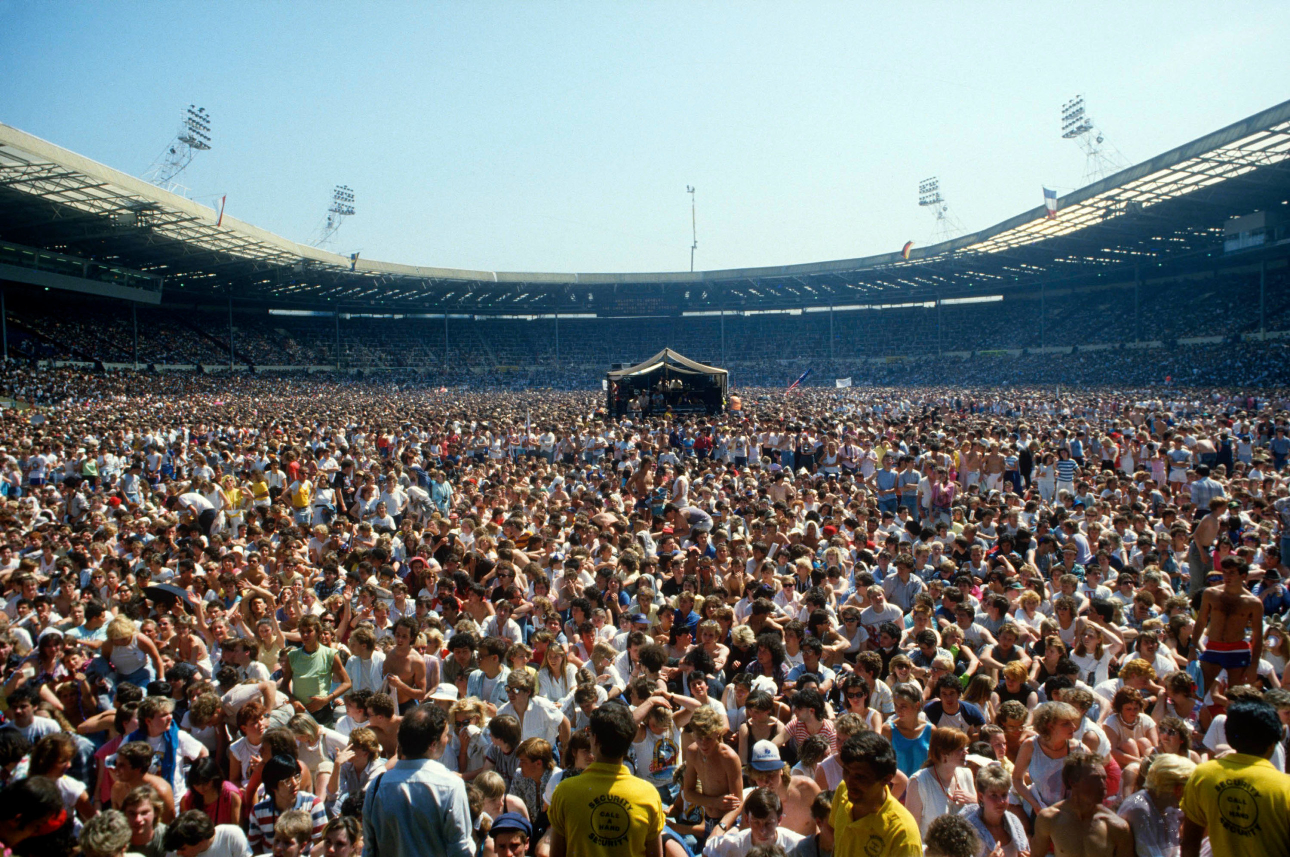 Где находятся зрители во время полета. Концерт на Уэмбли 1985. Live Aid стадион Уэмбли. Queen Wembley 1985 концерт. Live Aid 1985 Wembley.