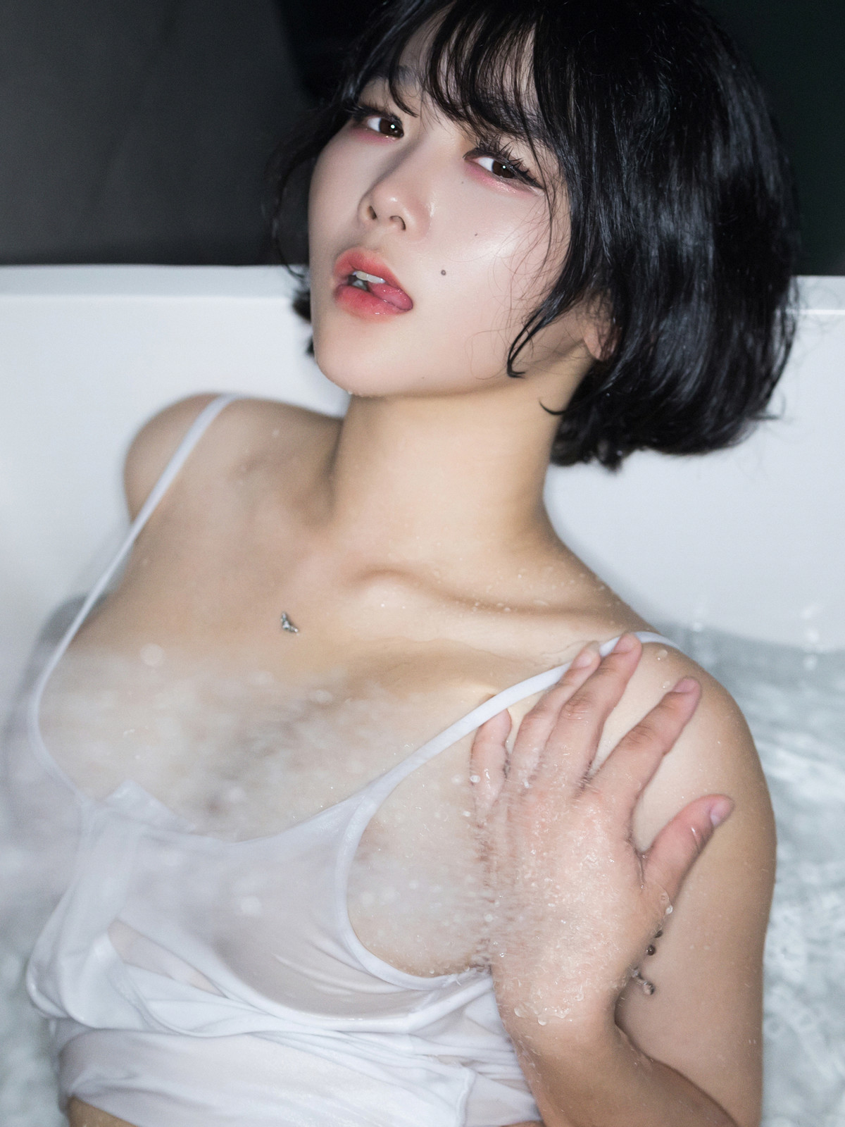 ZIA.Kwon 권지아, [UMIZINE] Bathtub Mermaid Set.02 32