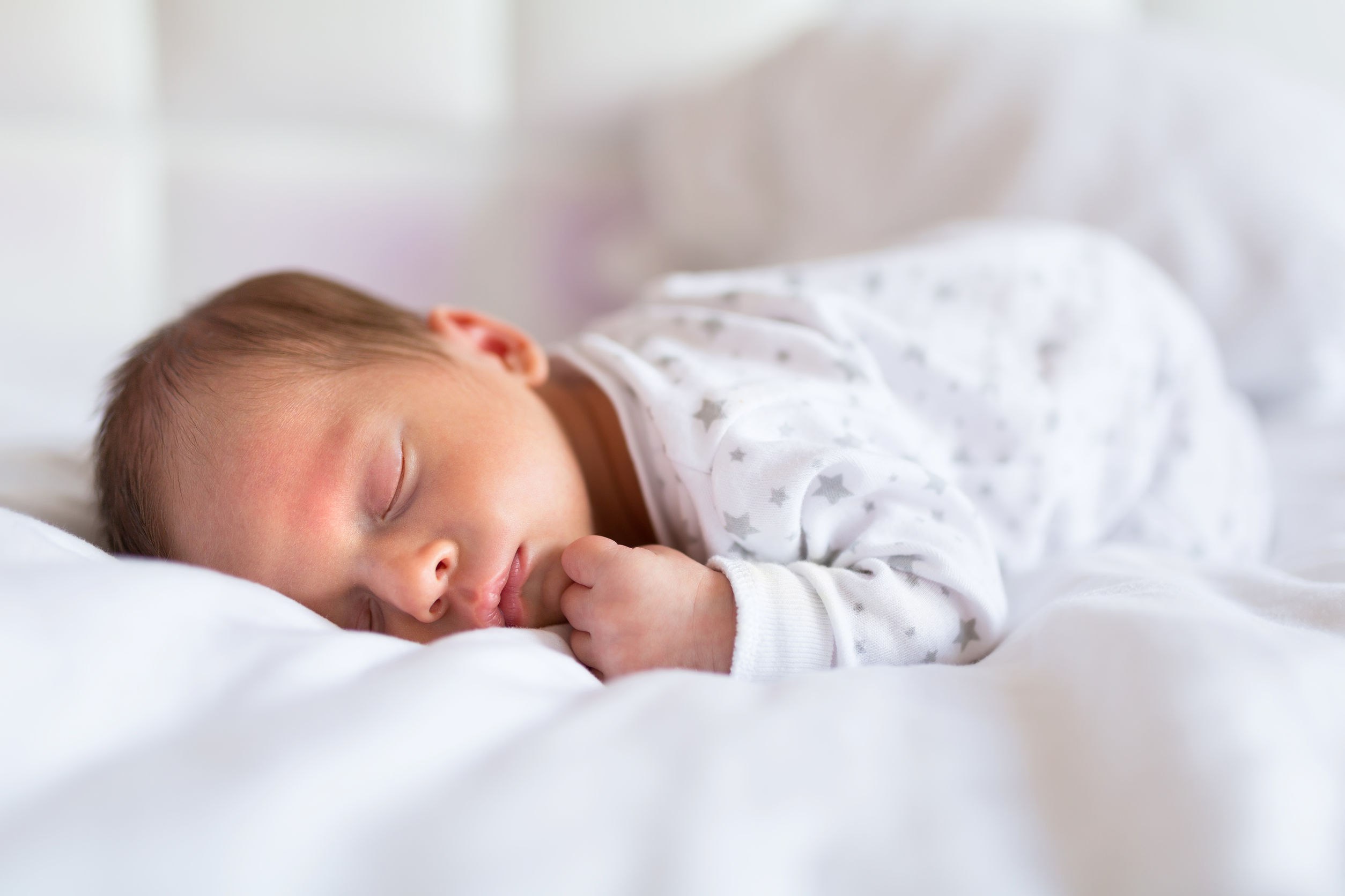 Ребенку 6 месяцев часто просыпается. Спящий младенец. Новорожденный ребенок. Спящий новорожденный ребенок.