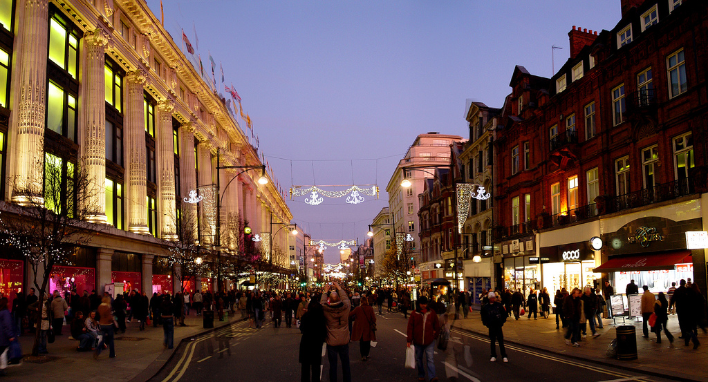 Oxford street shopping. Оксфорд-стрит в Лондоне. Oxford Street London. Oxford Street London shops.