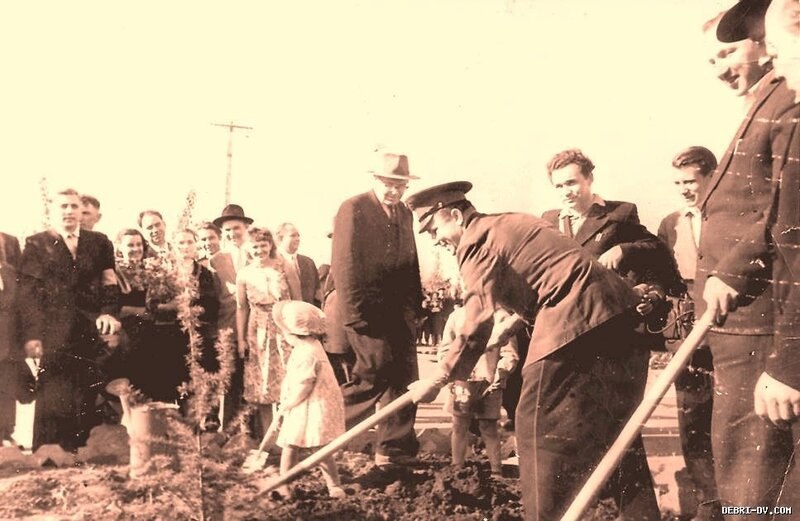 Юрий Гагарин посадил дерево в парке Хабаровска