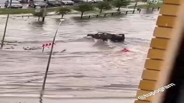 Aprovechando las inundaciones para divertirse