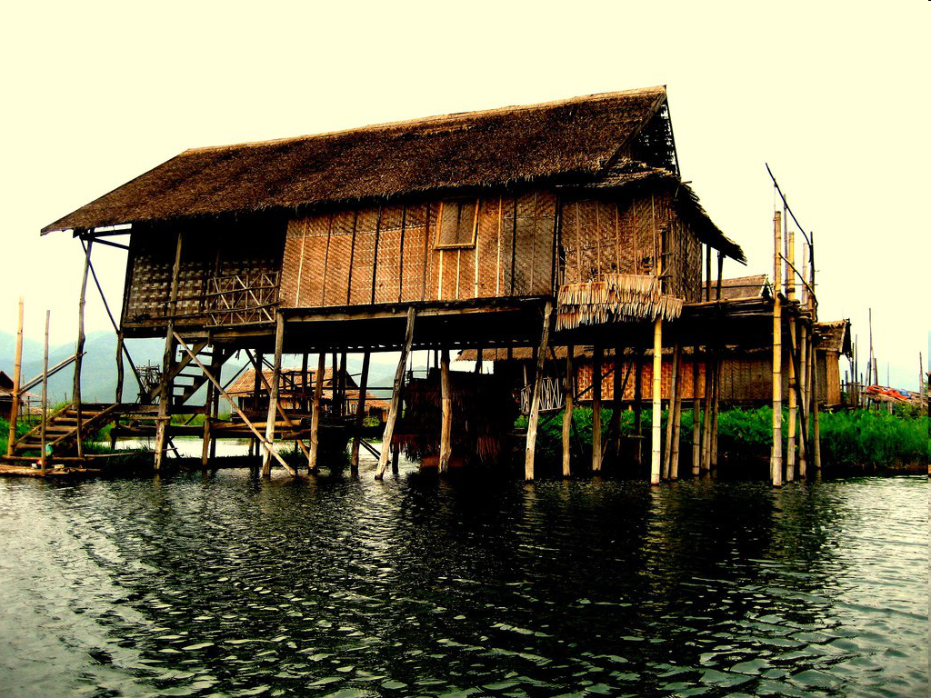 Palafito, este en concreto en el lago Inle, Birmania.