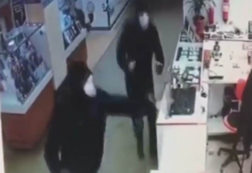 Ювелирный магазин ограбили трое хабаровчан в мед-масках