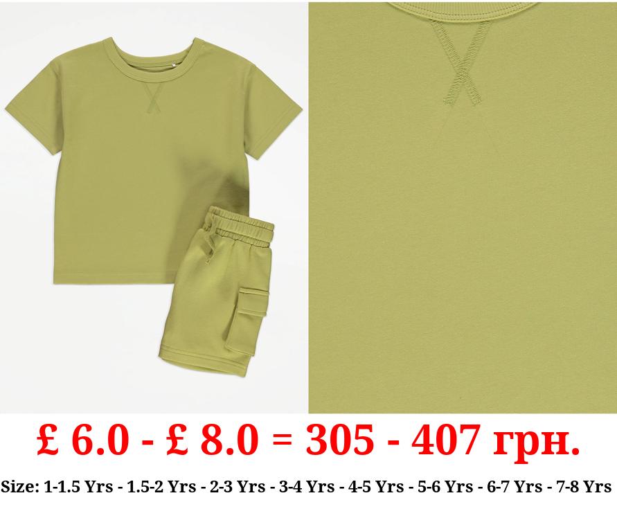 Khaki T-Shirt and Cargo Shorts Outfit