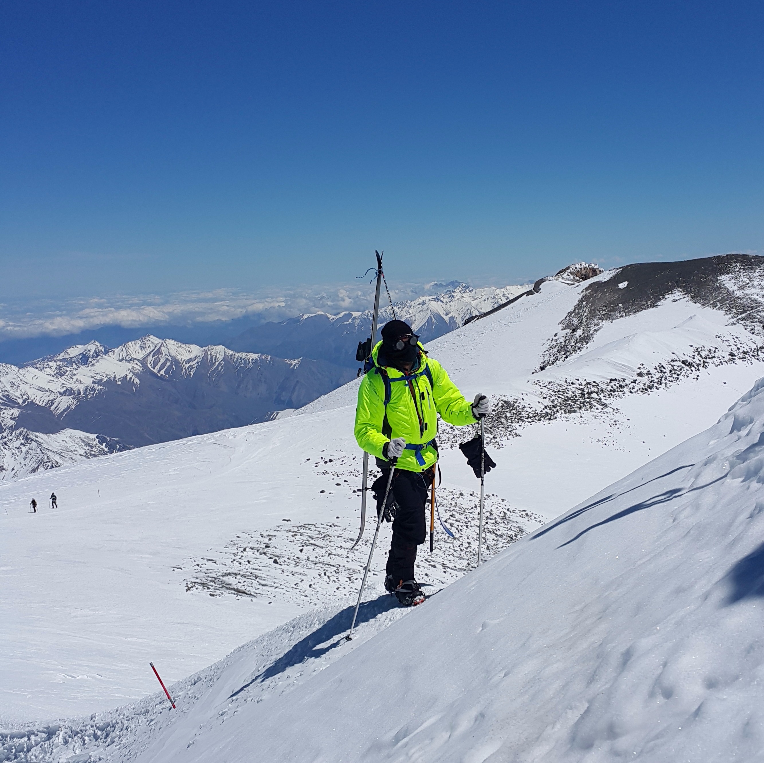 Эльбрус спуск. Эльбрус горнолыжный курорт спуск с горы. Терскол горнолыжный курорт. Эльбрус фрирайд. Эльбрус горнолыжка.
