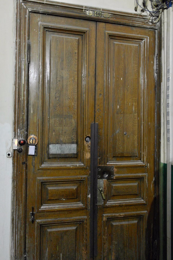 Старые входные двери в квартире. Советская дверь. Старая входная дверь. Старая дверь в квартиру. Дореволюционные двери.