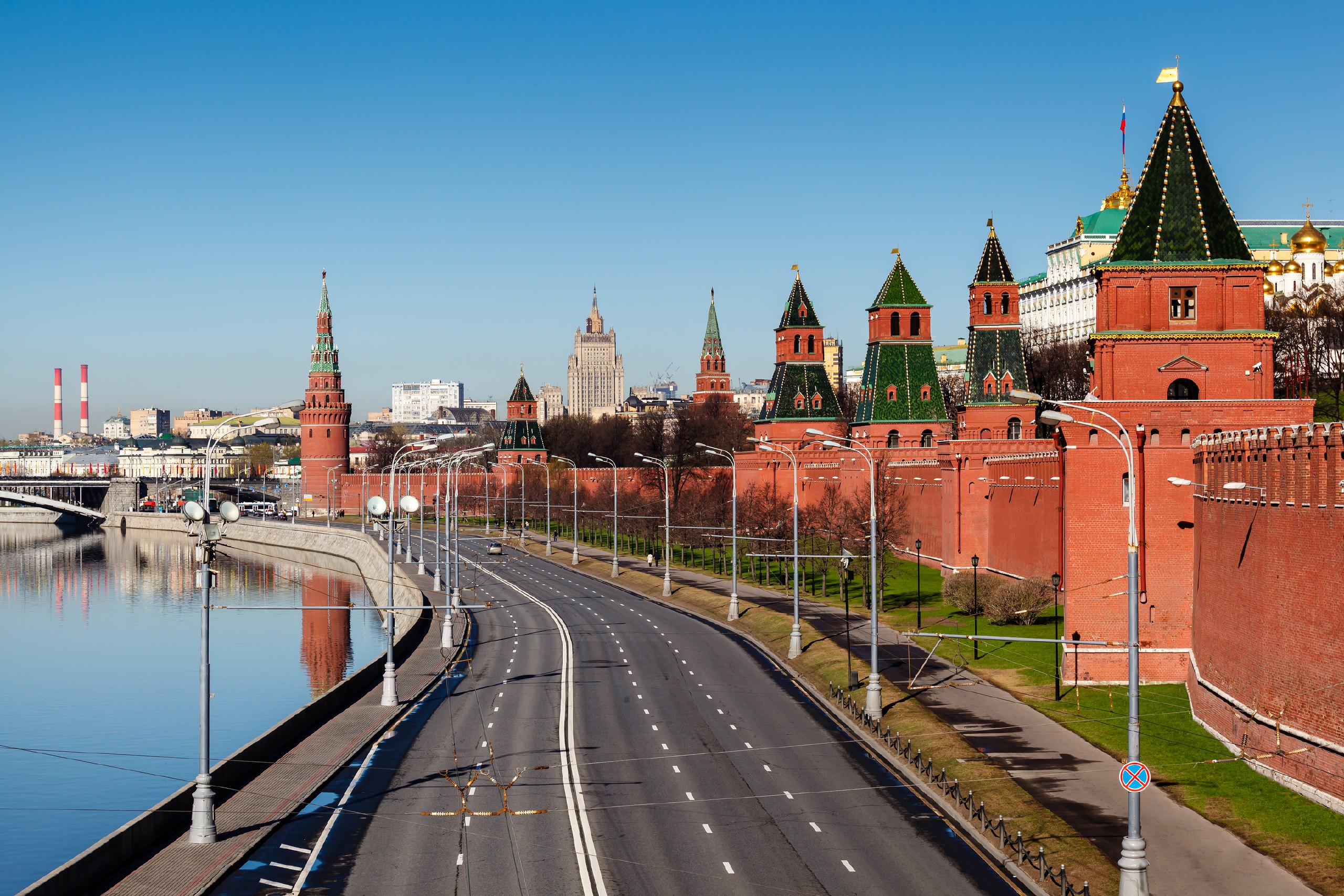 Московский кремль путешествие. Кремлевская набережная Москва. Московский Кремль Moscow Kremlin. Красная площадь Кремлевская набережная. Кремлевская набережная Пречистенская набережная.