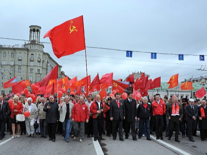 Первый на красной. КПРФ 1 мая шествие в Москве. Красное Знамя демонстрация. Знамена на демонстрации. Флаги на демонстрации.