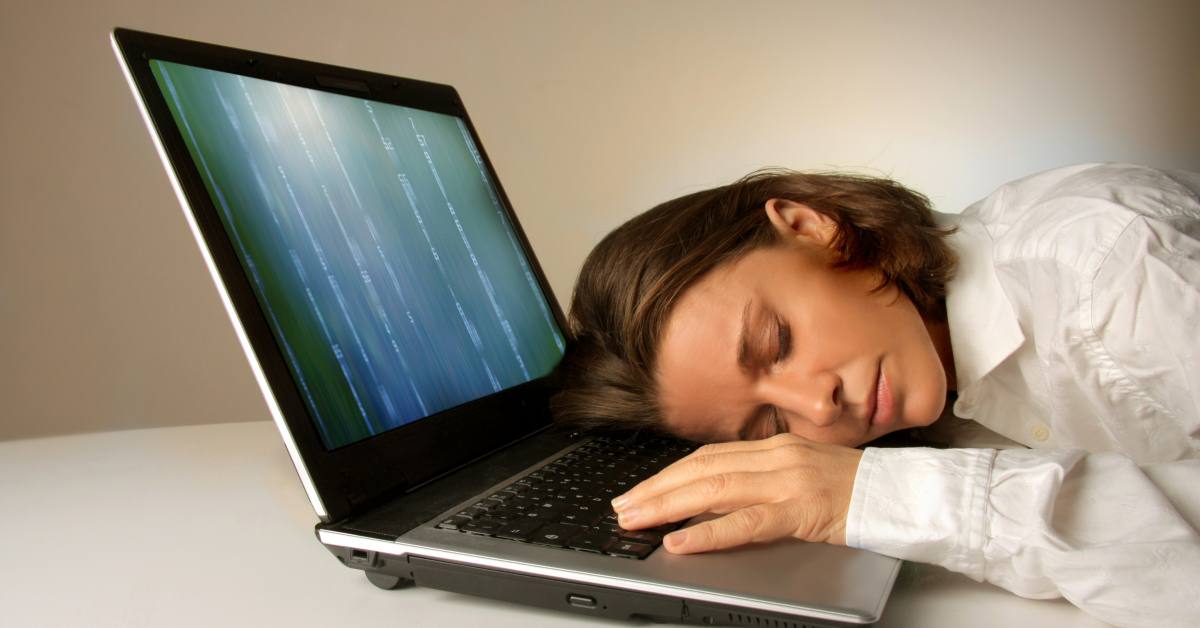 Монитор спи. Человек за компьютером. Человек перед компьютером. Болезни от компьютера. Компьютер и человек.