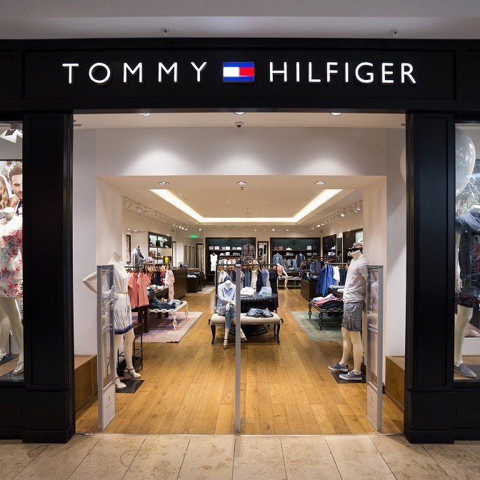 Магазин томми хилфигер. Томми Хилфигер магазин. Tommy Hilfiger бутик. Вывеска товара Томми Хилфигер. Магазин Томми Хилфигер в Москве.