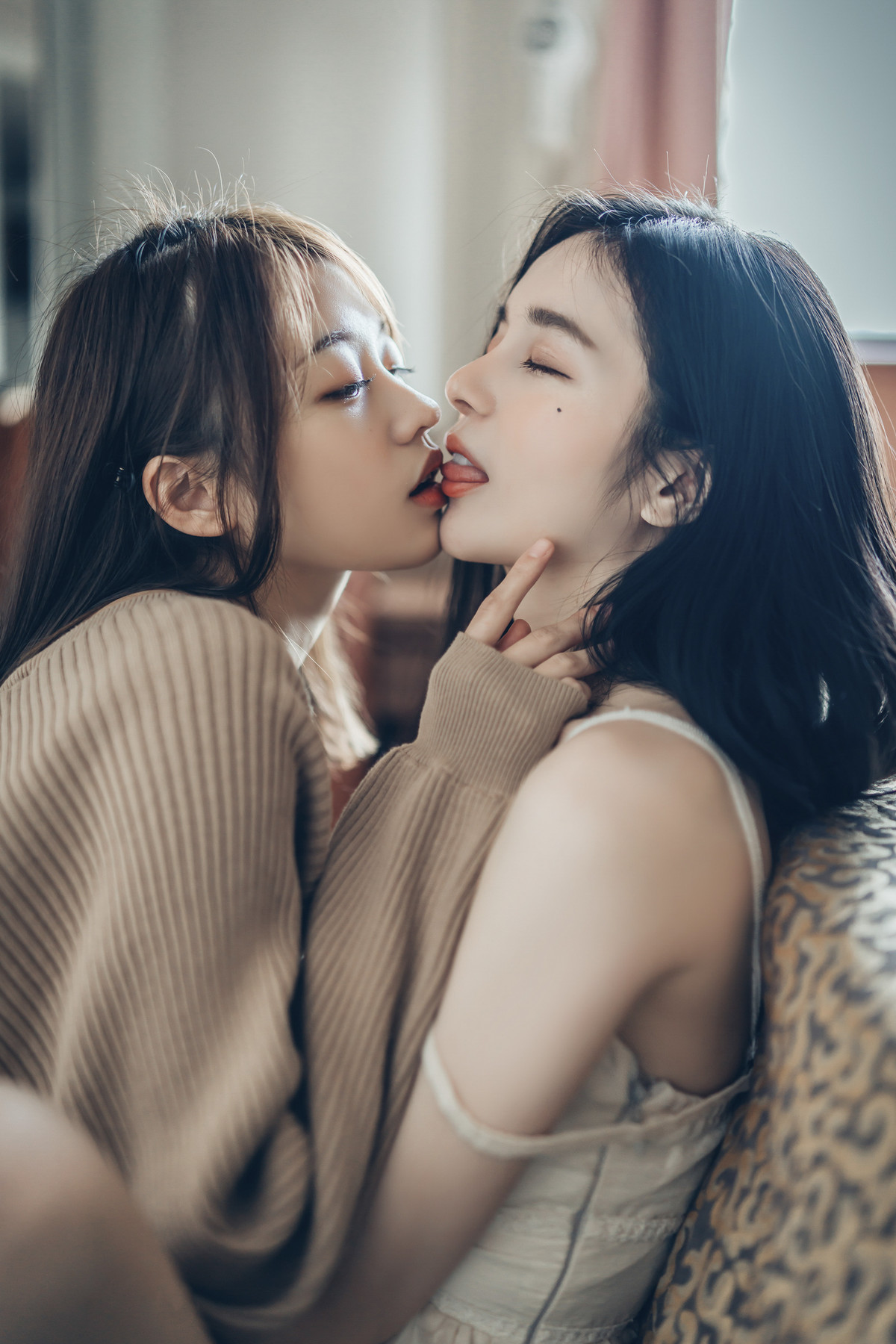 我的大小女友❤️ 妍妍+辰辰 ?情人節帶兩位女友開房間 超超透上衣 透明內褲 吸奶 揉胸 舌吻 局部特寫 Vol.01 35