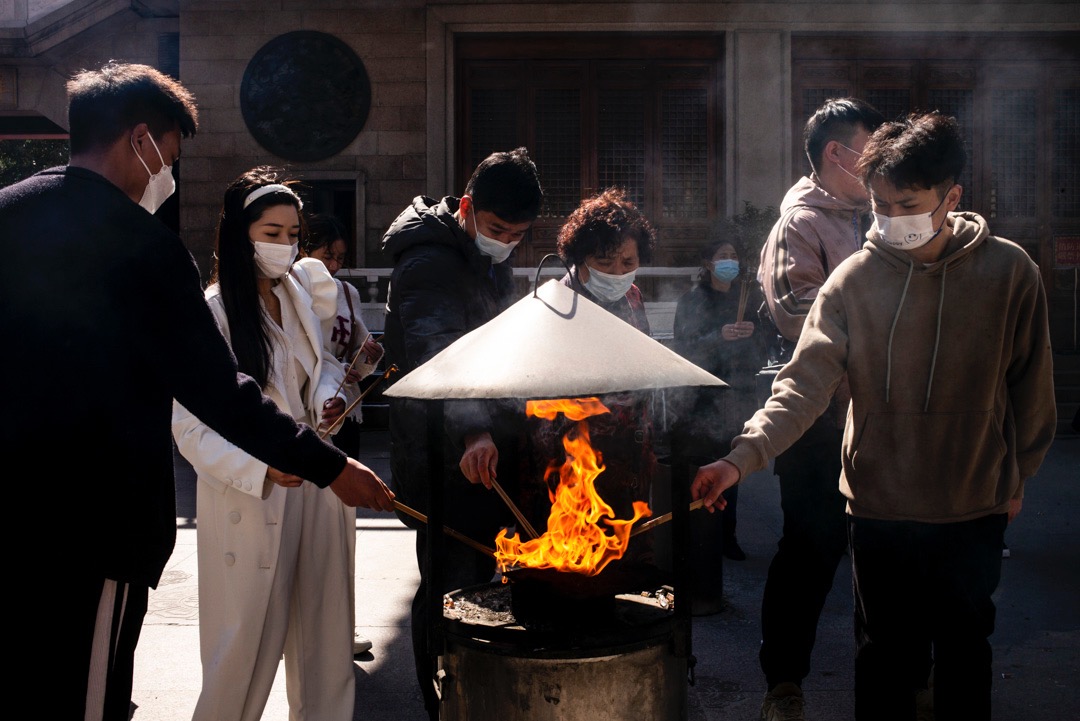 2023年3月14日，上海靜安寺的市民點燃香燭上香。攝：林文清/端傳媒