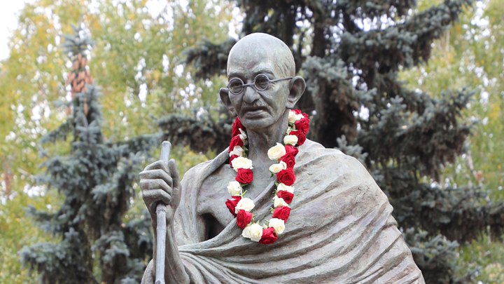 Махатма ганди памятник. Памятник ганди в москве. Махатма ганди статуя. Махатма ганди памятник. Махатма ганди статуя.