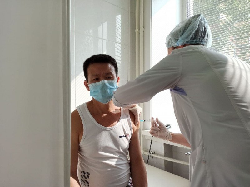 Платная вакцинация иностранцев против COVID-19 началась в Хабаровске