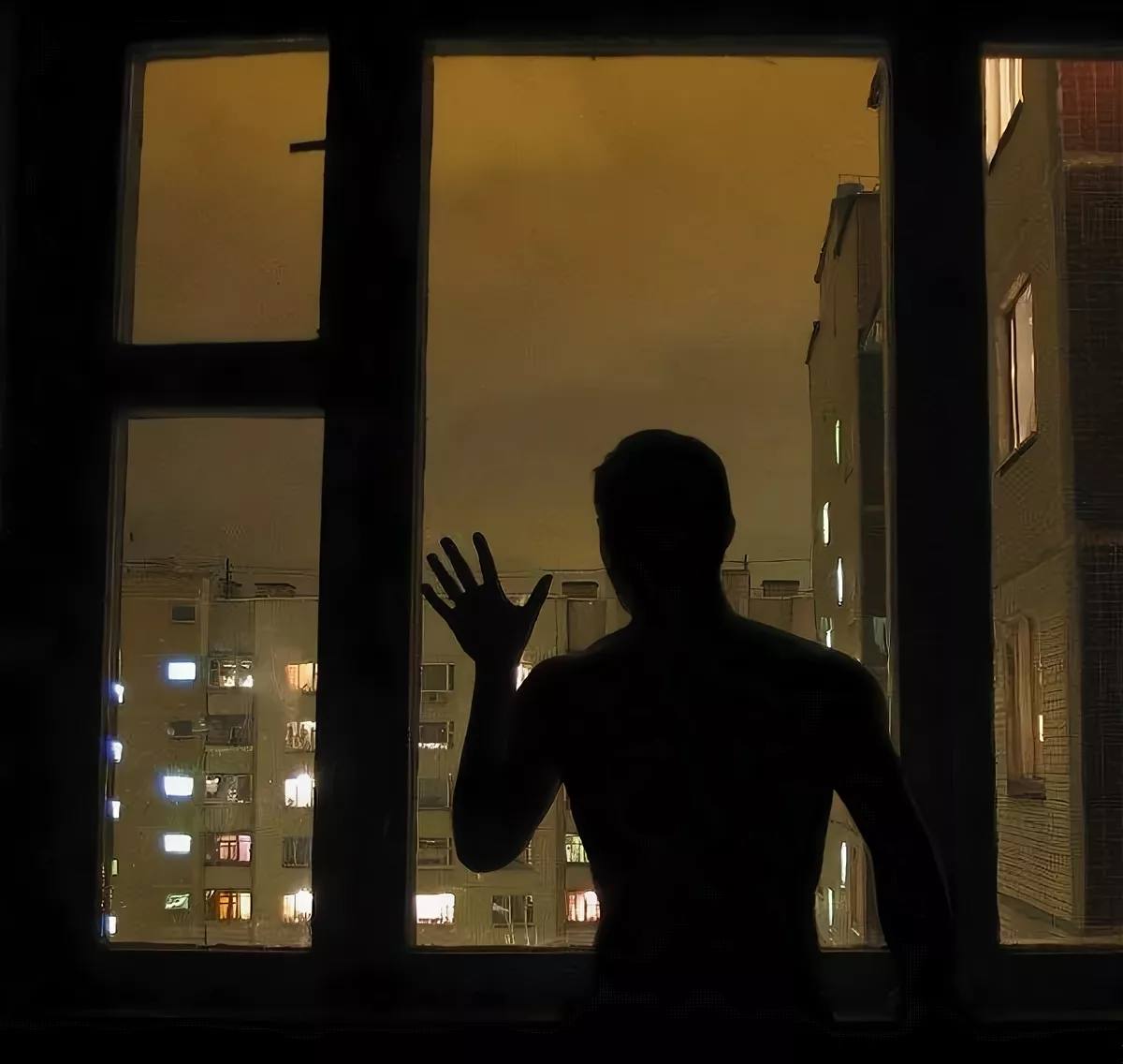 Человек в окне ночью