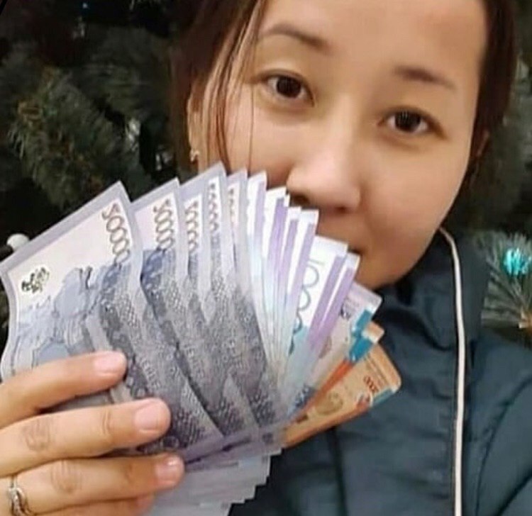 Сколько 100000 тенге в рубли. Казах с деньгами в руках. Казахстанец с деньгами. Девушка с тенге в руках. Казахстанские деньги в руках.