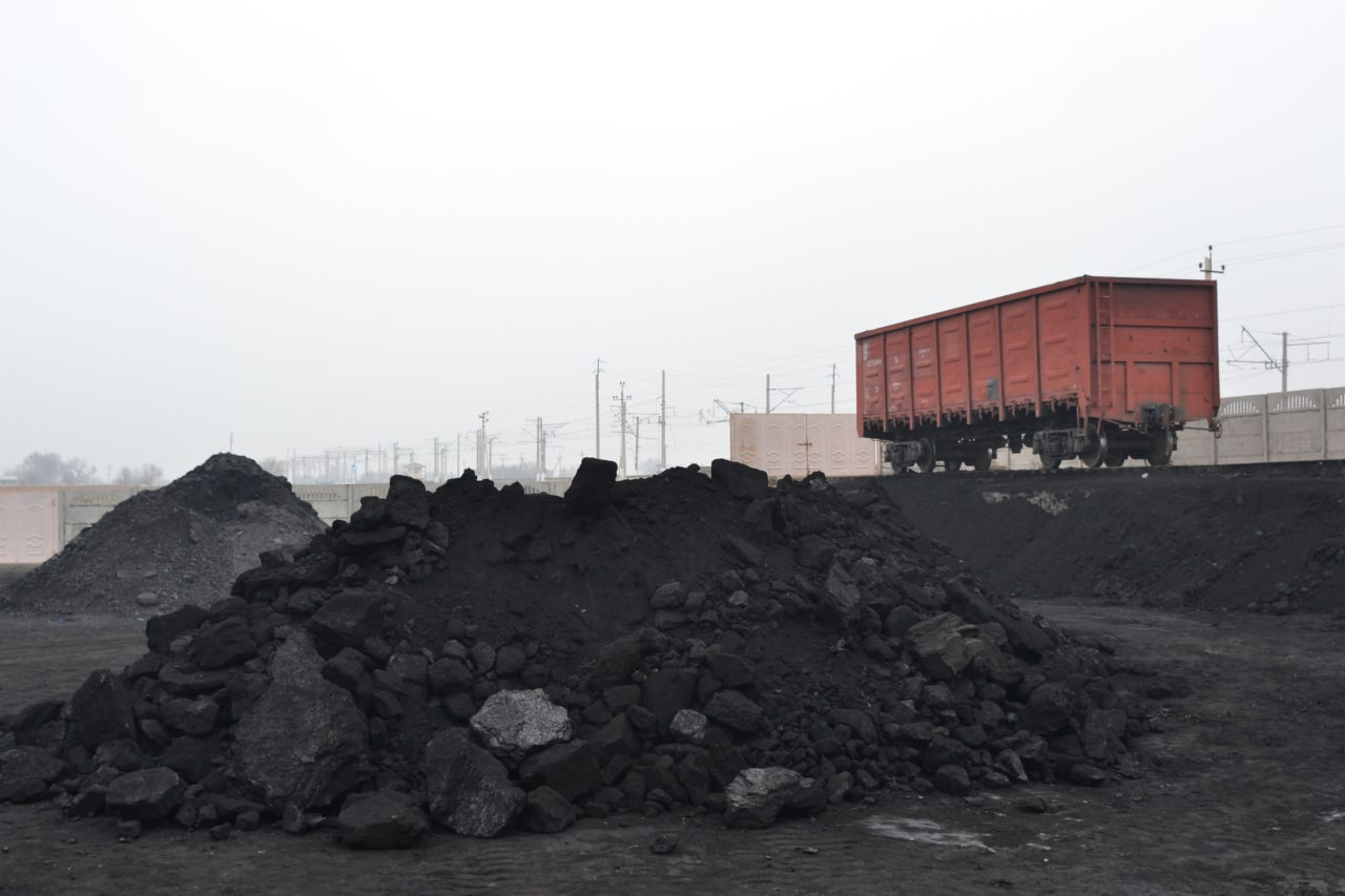 12 млн тонн. Гора угля. Уголь в кузове. Угольный склад. Ugol v kuzove.