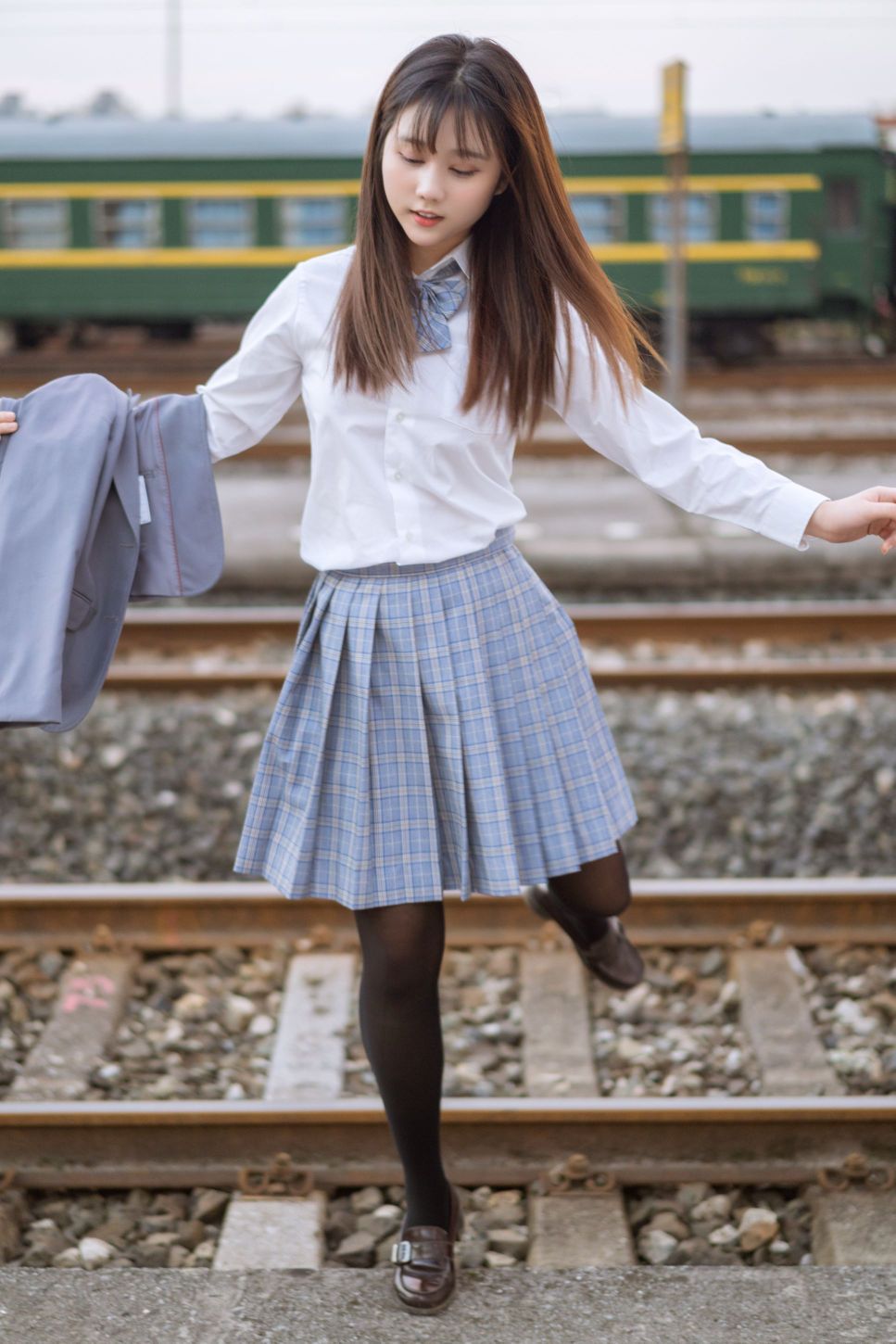 镜酱-私奔 制服[30P] 27