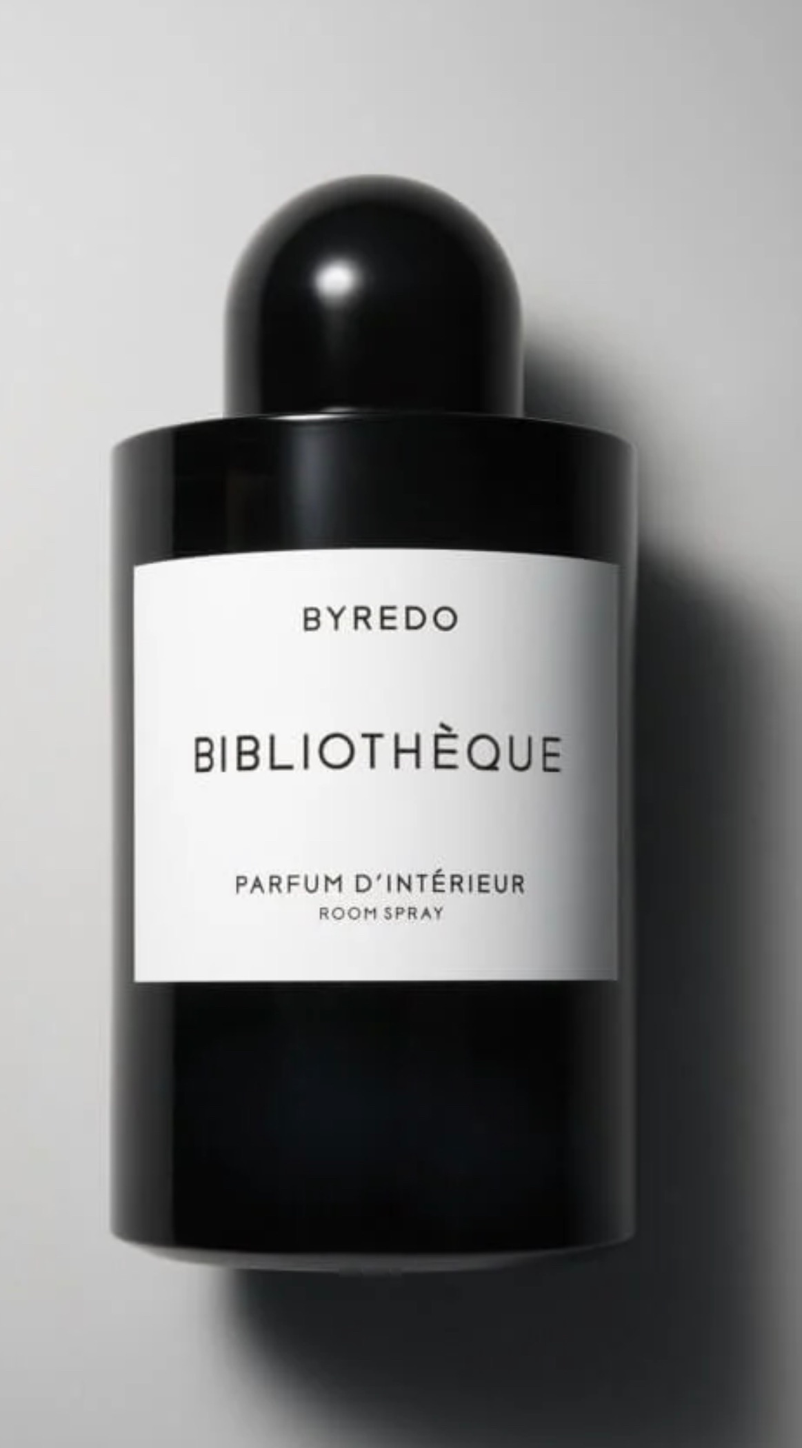 Byredo bibliotheque аромат. Байредо Джипси Ватер. Fleur fantome Byredo. Byredo Парфюм черный флакон. Byredo спрей.