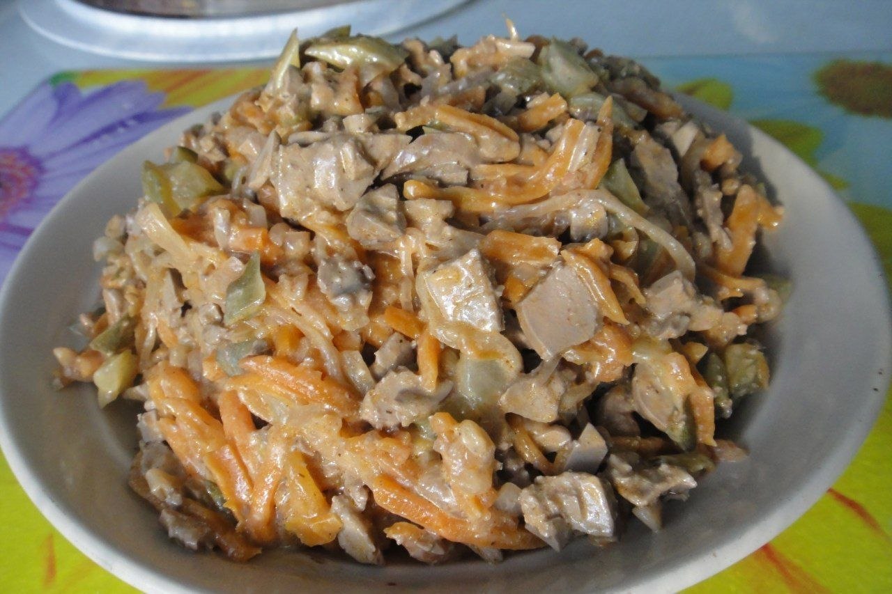 Салат с печенью и солеными огурцами рецепт с фото пошагово