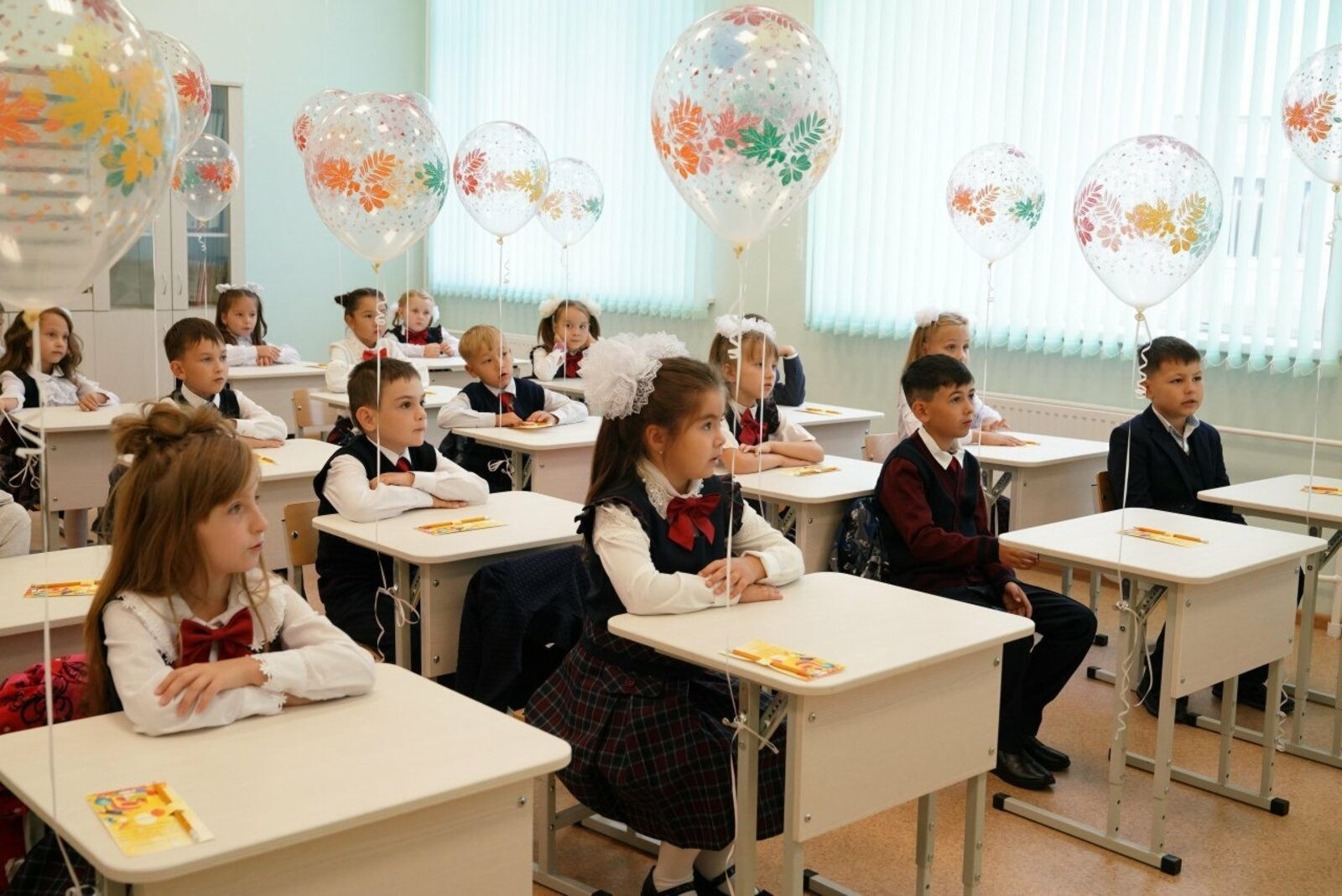 Запрещенка школьников. Школьники на уроке. Российские школьники. Фото школьников в школе на занятиях. Школьники на уроке фото.