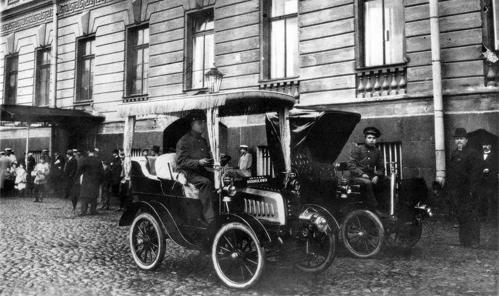 Первые российские машины. 14 Мая 1909 года образовано общество «Санкт-Петербургский таксомотор». Первый автомобиль в России 1896. Санкт-Петербургский таксомотор.