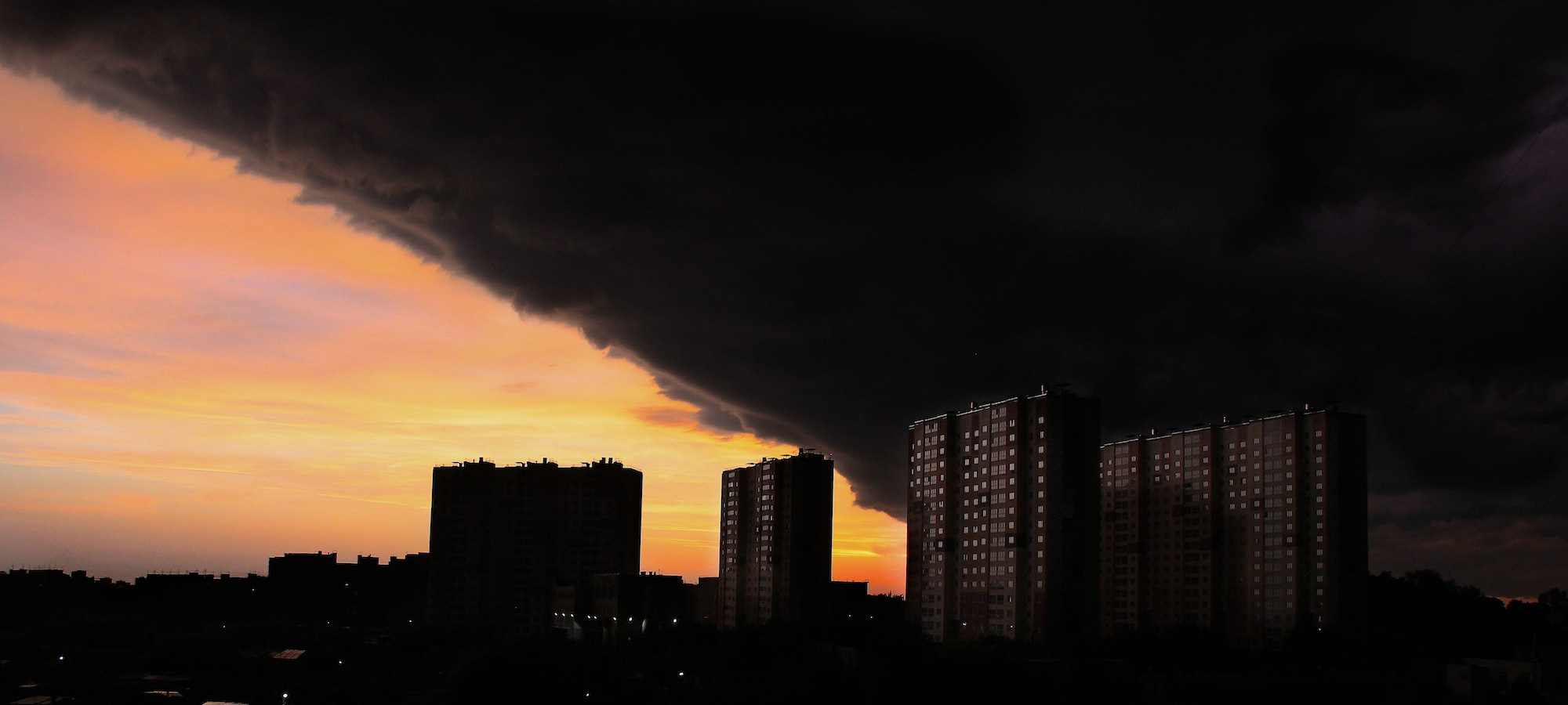 Больше темно. Тьма над городом. Город без света. Мрак над городом. Самые черные тучи.