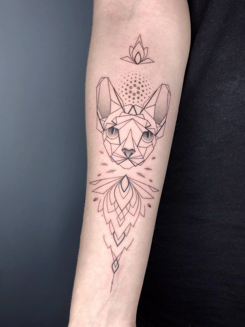 Kosmo tattoo. Тату кошка геометрия.