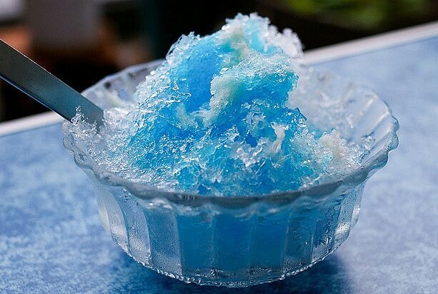 Лед крошка. Шейв айс. Какигори голубые Гавайи. Строганный лед. Сладкий лед.