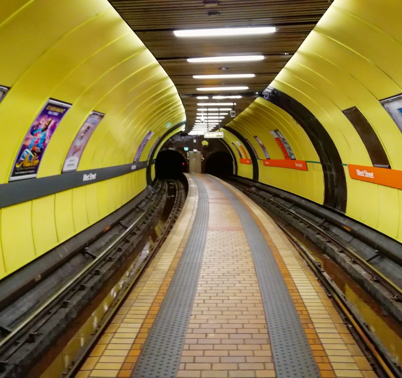 Мало метро. Метро Глазго поезда. Метрополитен Глазго. Glasgow Subway. Станции метро Глазго.