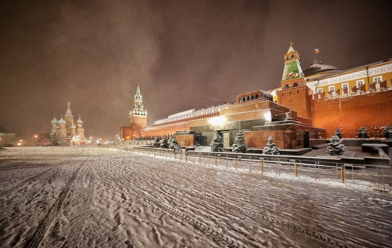Москва зимой. Москва Кремль зима. Кремль зимой. Красная площадь в снегу.