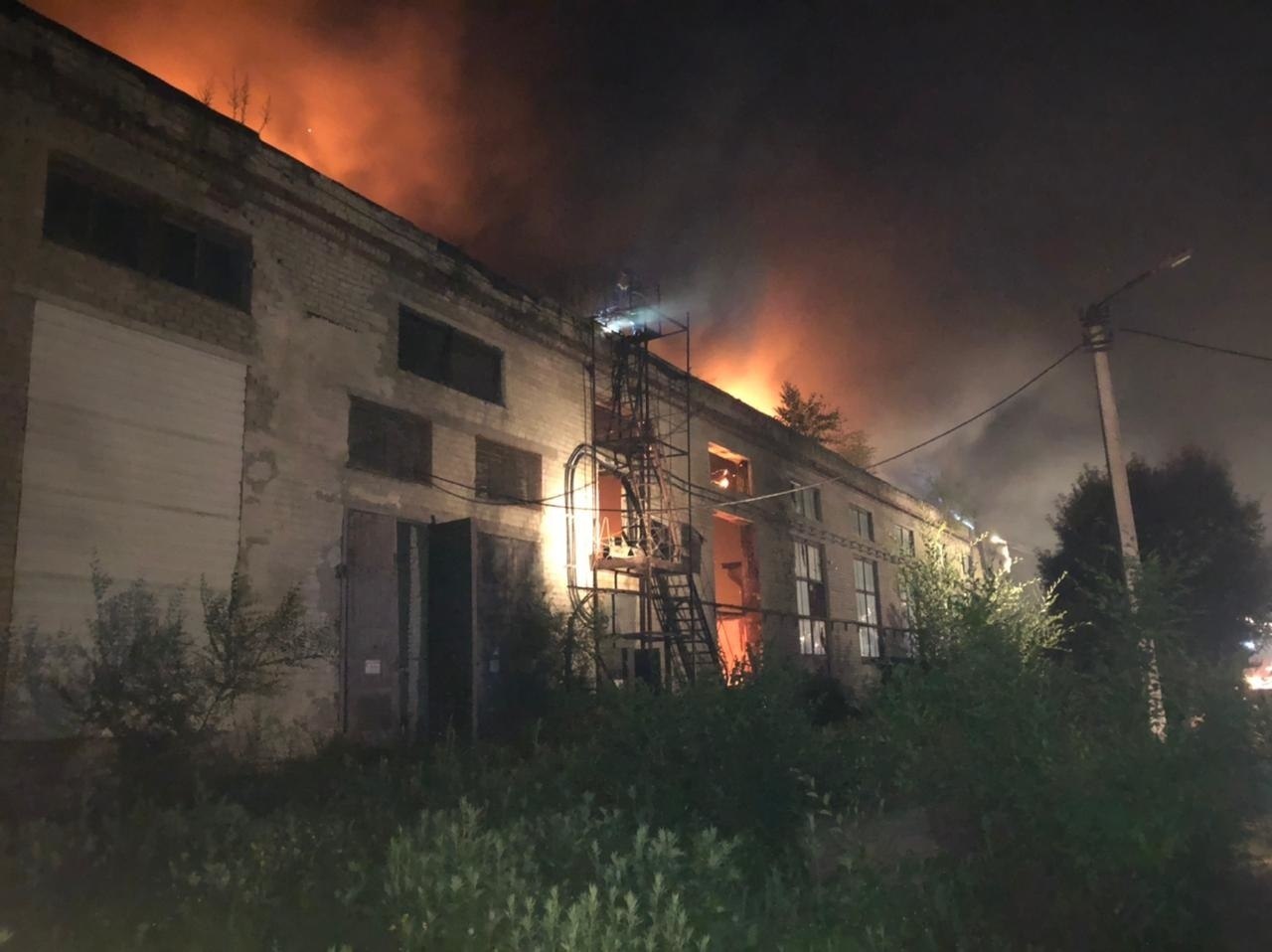 Завод «Амуркабель» горит в Хабаровске