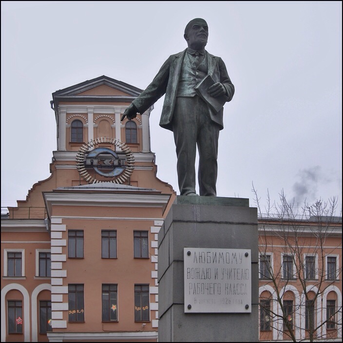 Памятник ленину в ленинграде. Памятник в. и. Ленину у Невского завода. Завод Обуховской обороны памятник Ленину. Памятник Ленину на Обуховском заводе. Ленин на Обуховской обороне.