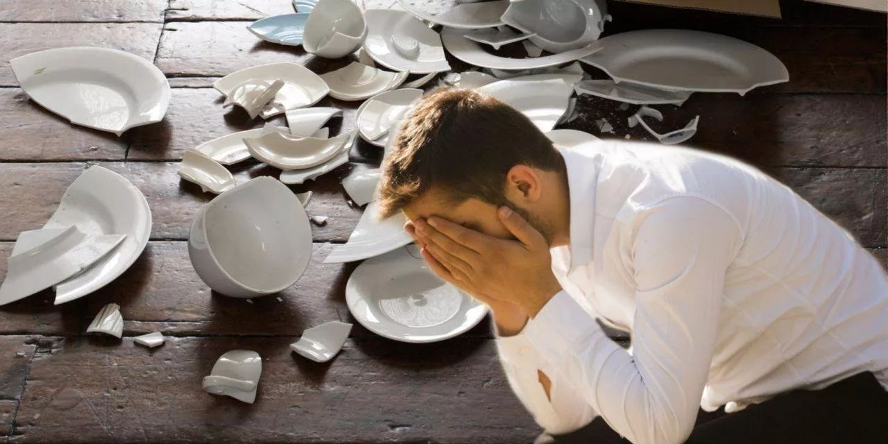 Разбить работу на. Разбитая тарелка. Разбитая посуда. Разбитые тарелки. Битая посуда в ресторане.