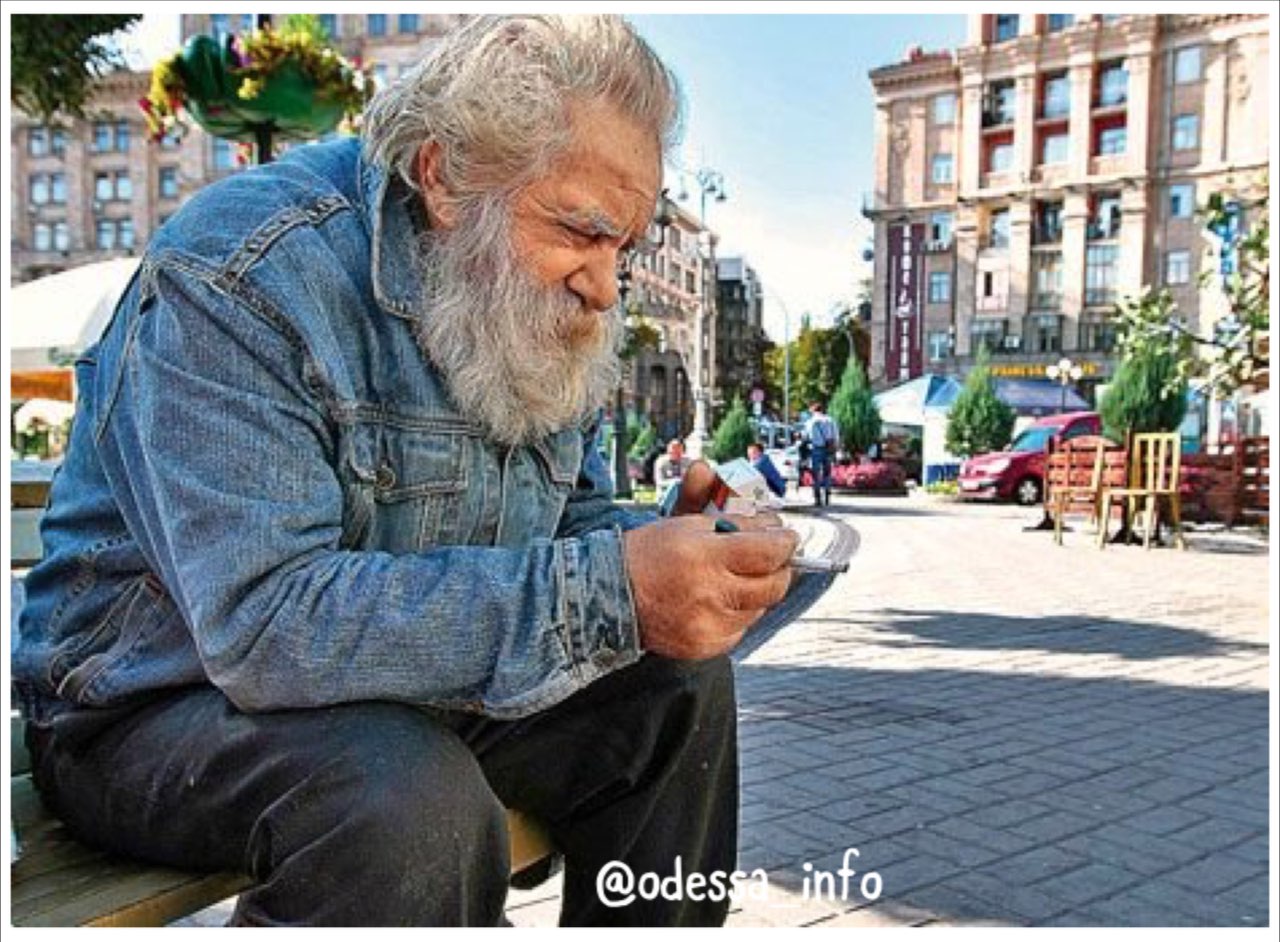 Старики бомжи. Старик на улице. Старик бомж. Бомж с мобильником.