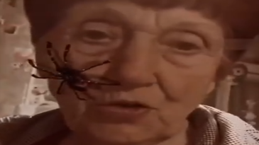 Asustando a la viejita