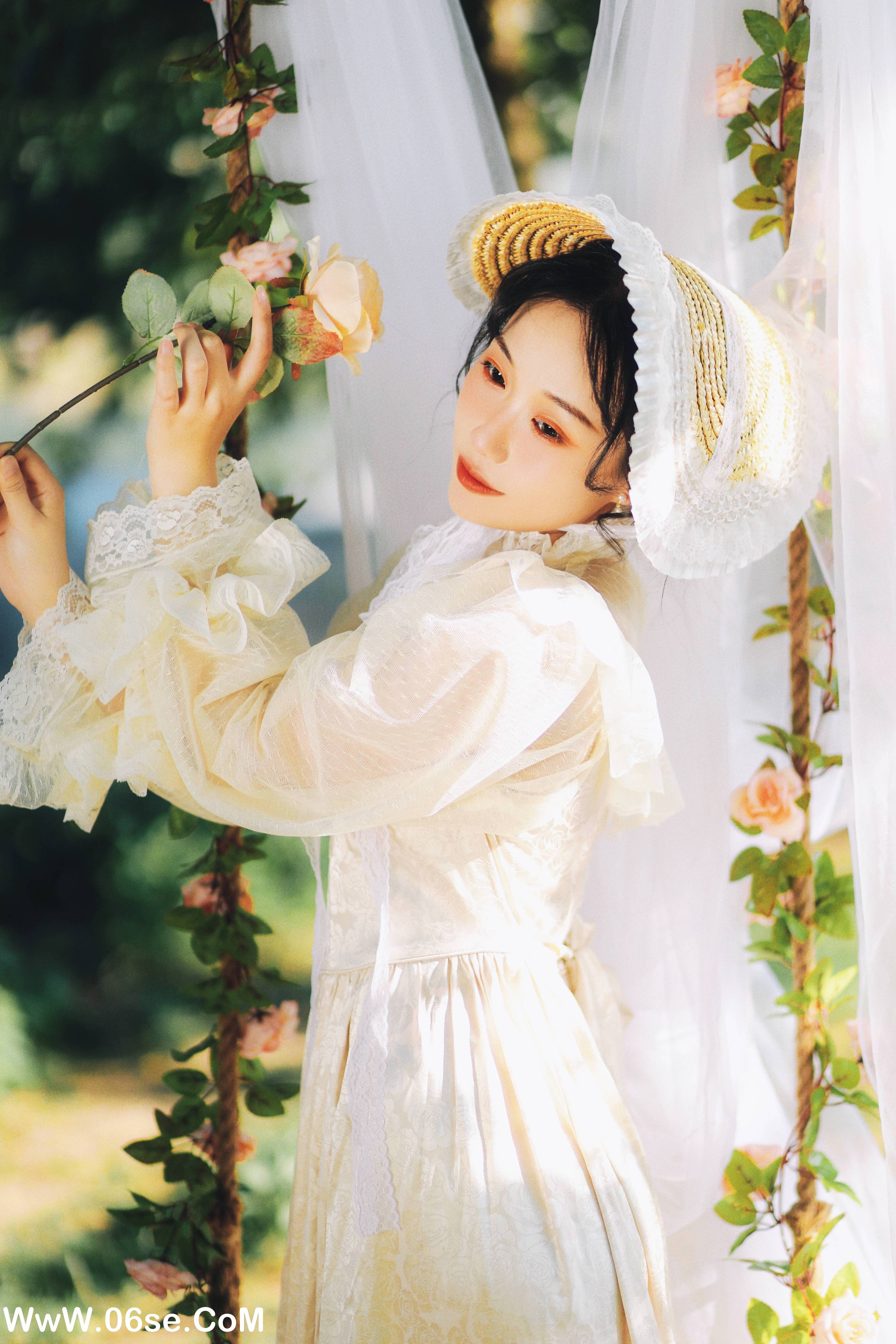 图片[17]-[YITUYU艺图语]2022.09.28 湖边的秋千 迟白[32+1P／395MB]-六色网