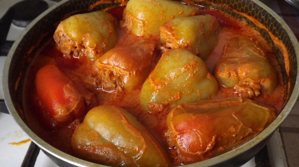Как приготовить замороженные фаршированные перцы в кастрюле с томатной пастой: легкий рецепт и секреты
