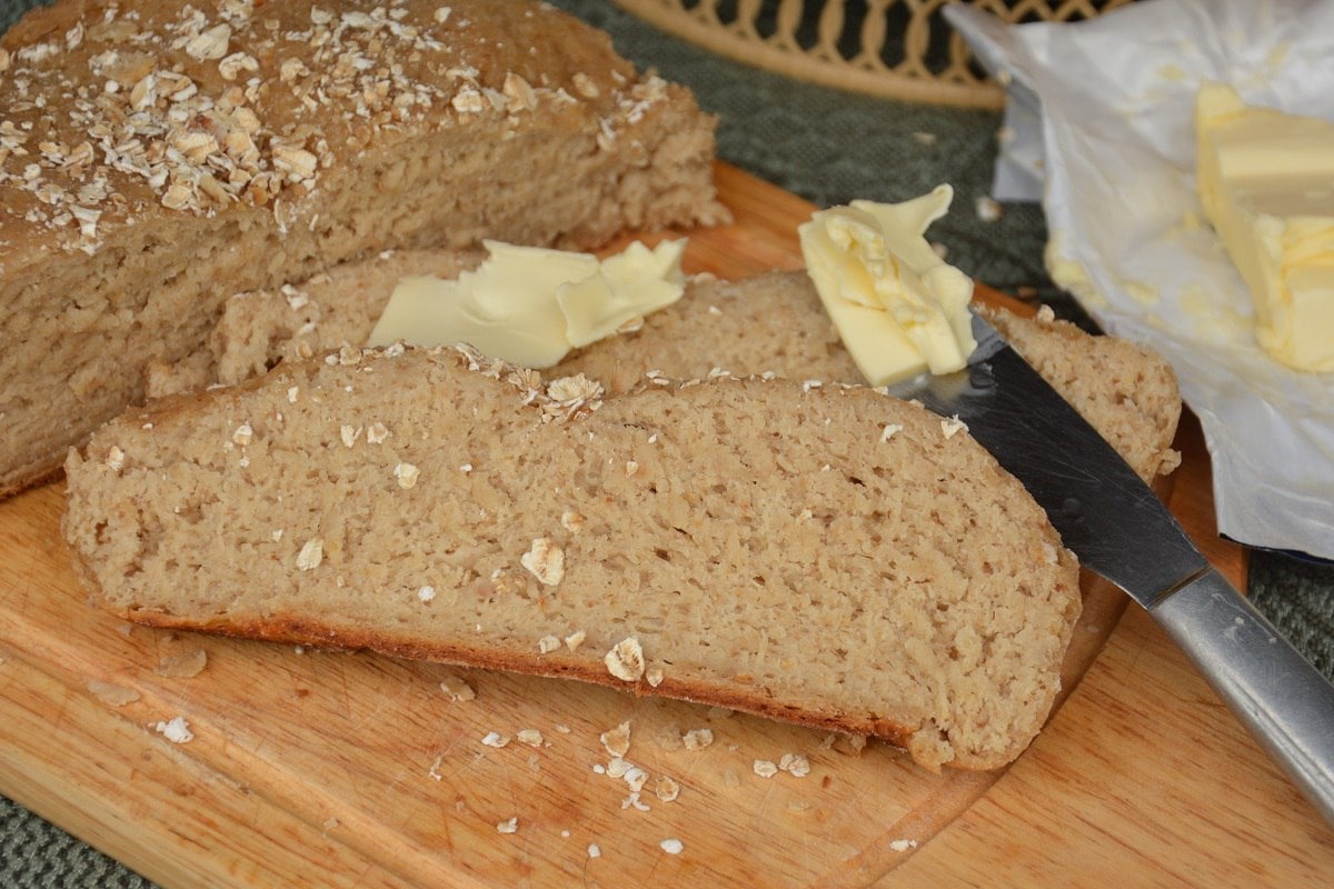 Овсяный хлеб в духовке рецепты. Хлеб с овсяными хлопьями. Приготовление хлебцев. Хлеб с овсяными хлопьями сверху. Овсяный хлеб в духовке.