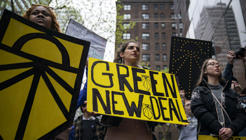 Aktivisten der Sunrise-Bewegung versammeln sich zur Unterstützung der Green New Deal-Gesetzgebung vor dem Büro des Minderheitsführers im Senat, Chuck Schumer, in New York City, 30. April 2019.