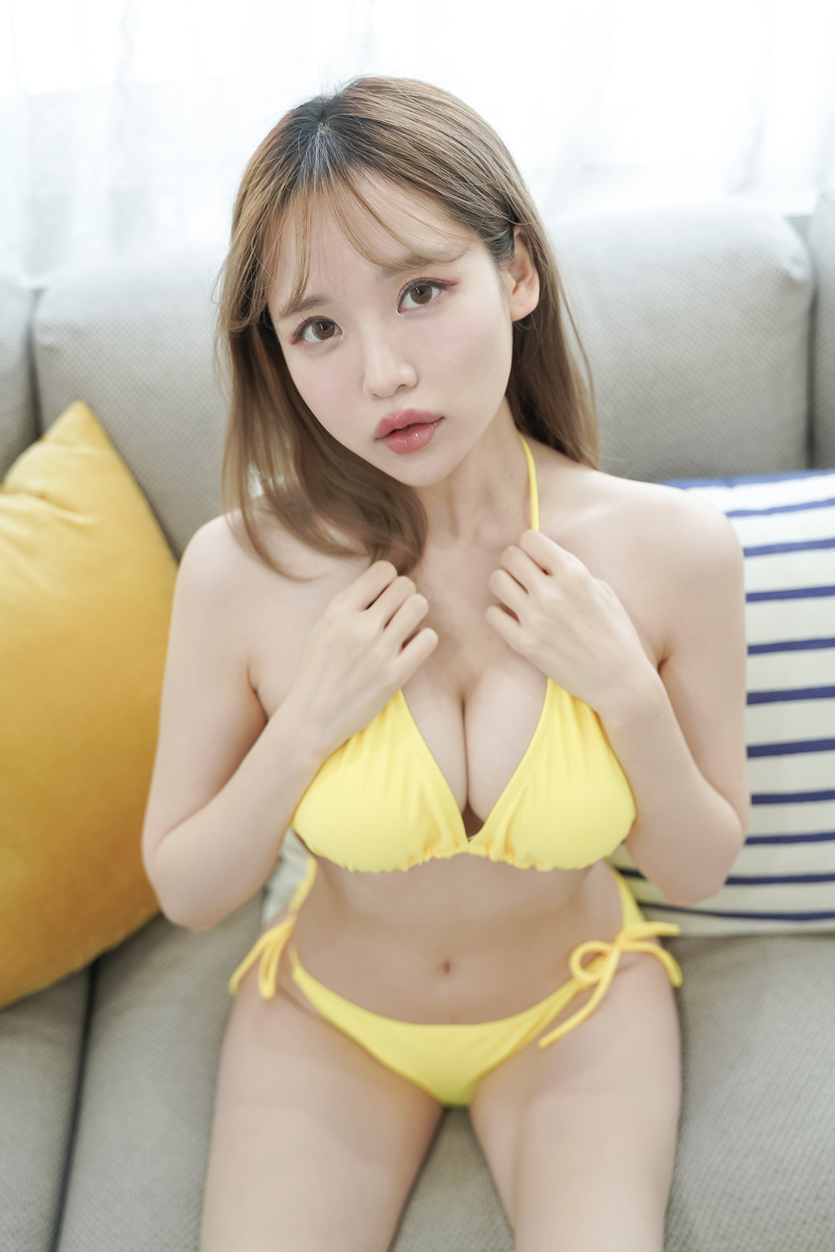 Mozzi 모찌, Photobook ‘Pink & Yellow’ Set.02 12