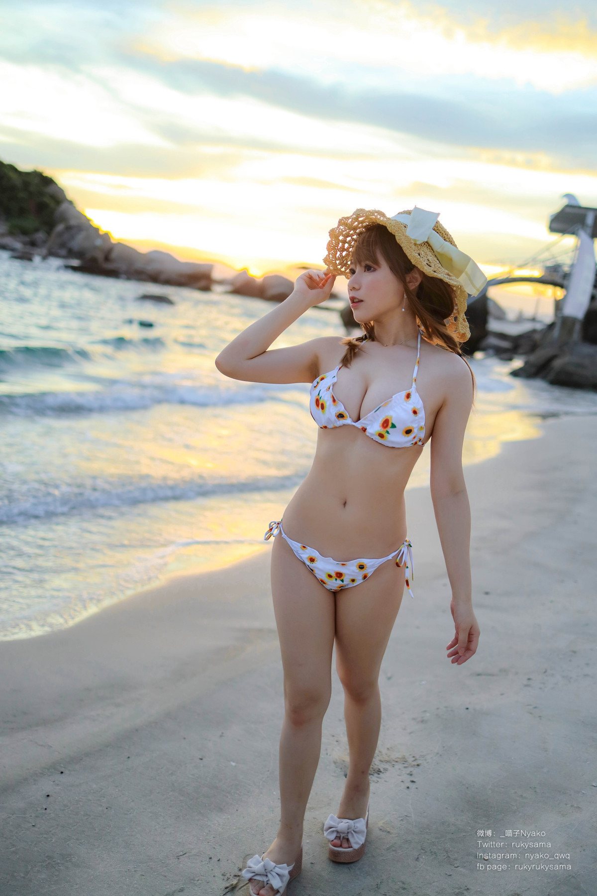 Cosplay Nyako喵子 向日葵比基尼 18