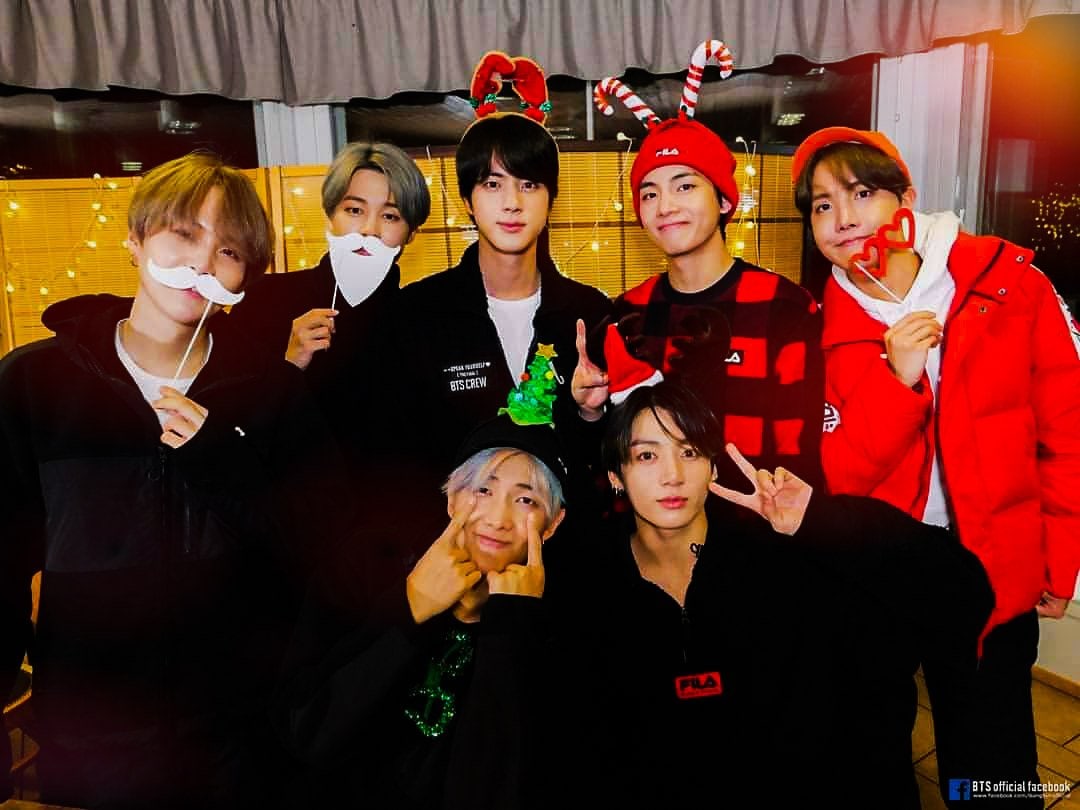 БТС Christmas. Новогодние БТС. Корейская группа БТС Рождество. BTS 2019.