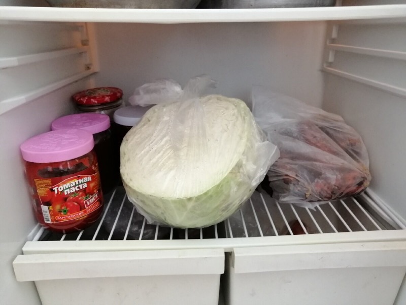 Капусту в морозилку можно. Холодильная хранения капусты. Хранение капусты в холодильнике. Хранение капусты в морозилке. Хранение шинкованной капусты.