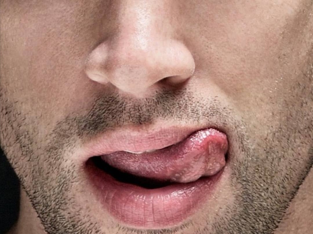 Мужчина облизывает губы. Губы мужчины. Красивые губы у мужчин. Мужские губы с языком.