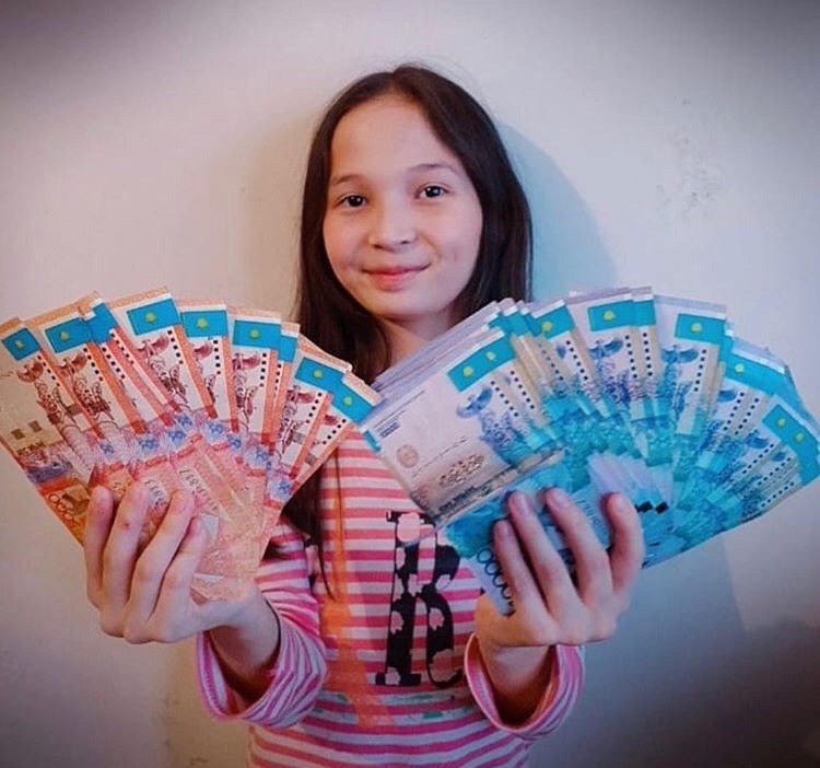 500 000 рублей в тенге. Деньги Казахстана. Тенге в руках. Деньги Казахстана в руках. Казахстанец с деньгами.
