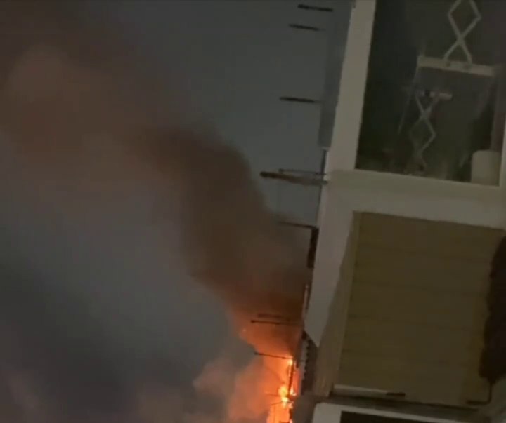 Пожарные спасли 10 человек при возгорании в многоквартирном доме